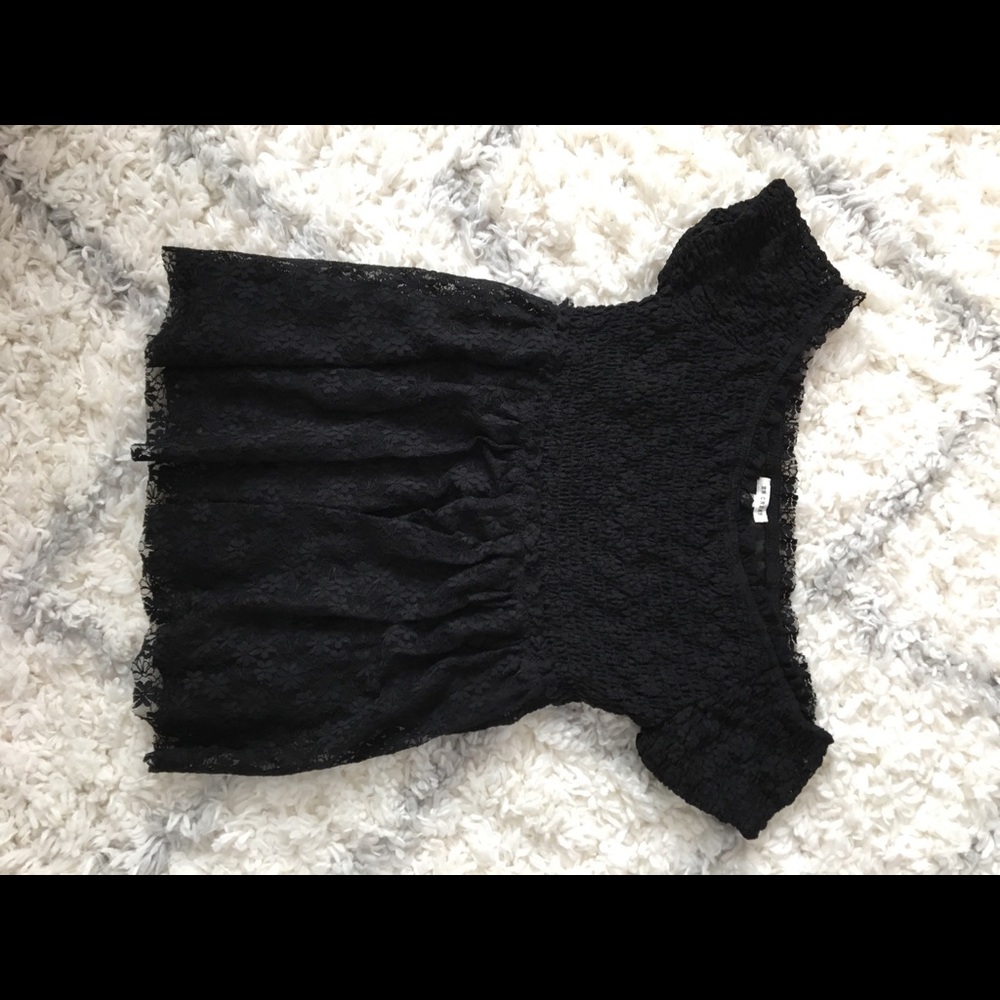 En Creme: Off the shoulder black lace top!